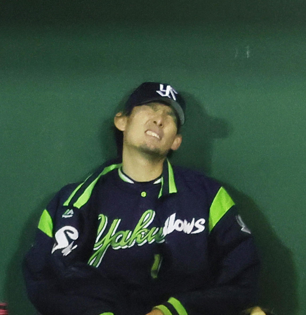 オリックス対ヤクルト　5回途中で降板したヤクルト高梨はベンチで悔しがる（撮影・足立雅史）