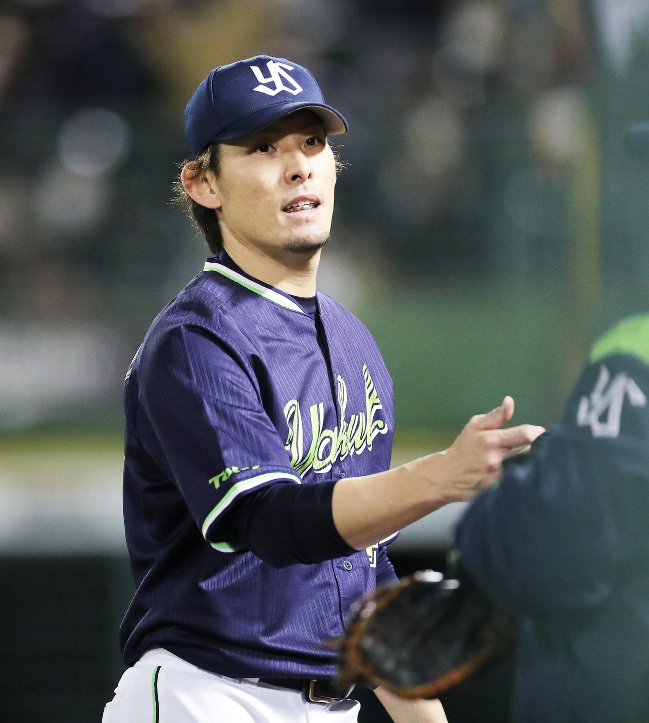 オリックス対ヤクルト　3回裏を抑え、ベンチに戻る高梨（撮影・河田真司）