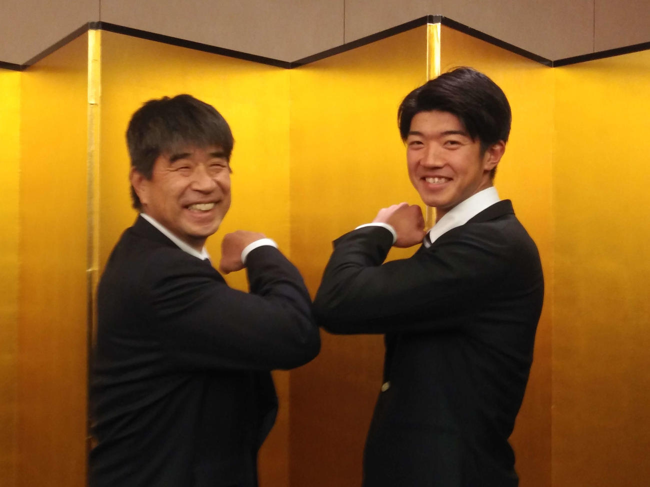 DeNAと仮契約を結んだドラフト6位の神奈川大・梶原（右）と欠端スカウト