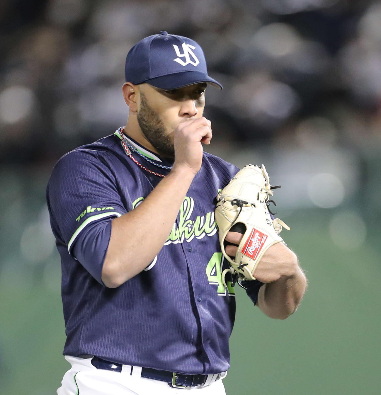 オリックス対ヤクルト　5回裏を抑え、手を温めながらベンチに戻るスアレス（撮影・河田真司）