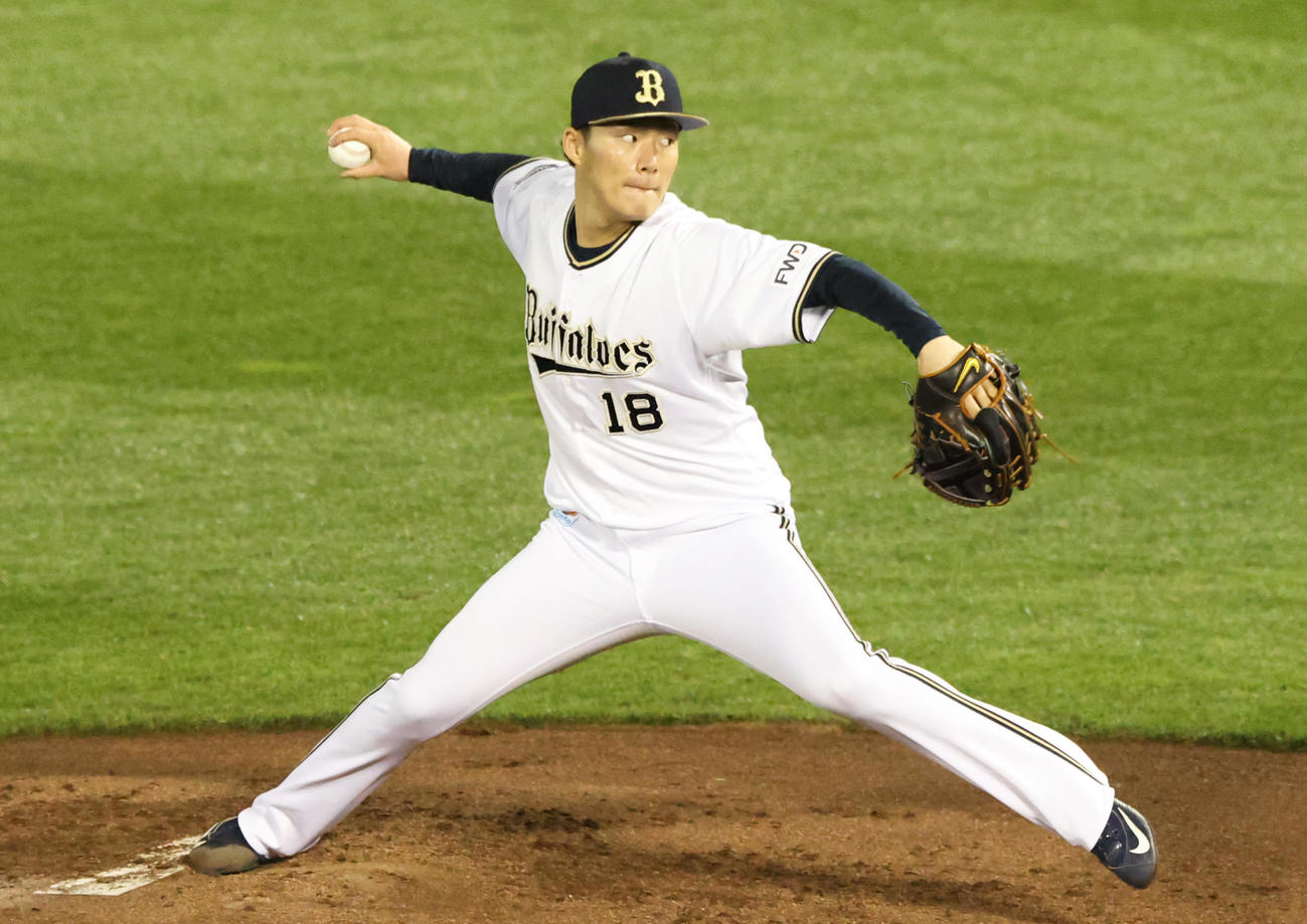 オリックス対ヤクルト　2回表、山本は村上宗隆を空振り三振に仕留める（撮影・上山淳一）