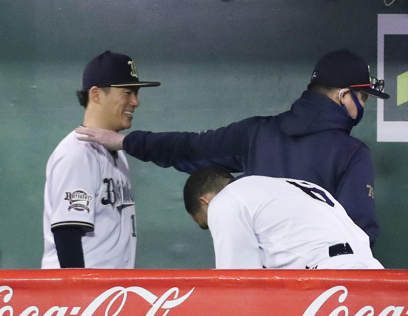 オリックス対ヤクルト　9回表を抑え、中嶋監督（右）にねぎらいを受けるオリックス山本（撮影・河田真司）