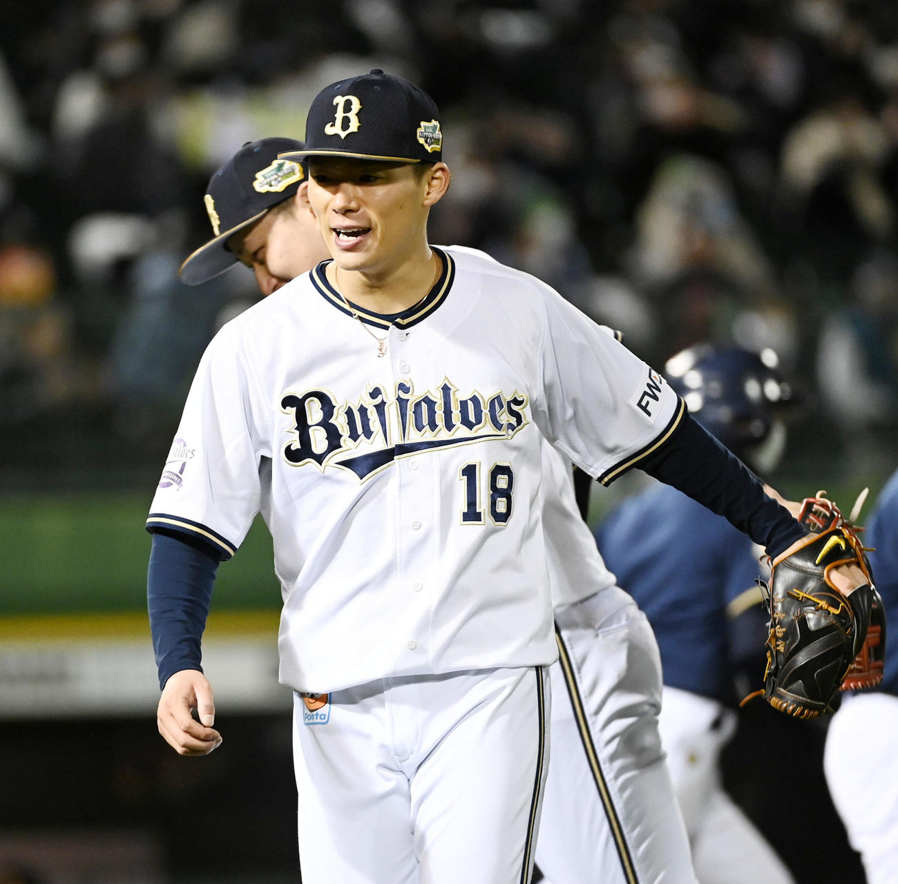 オリックス対ヤクルト　9回、笑顔でベンチに戻る山本（撮影・前岡正明）