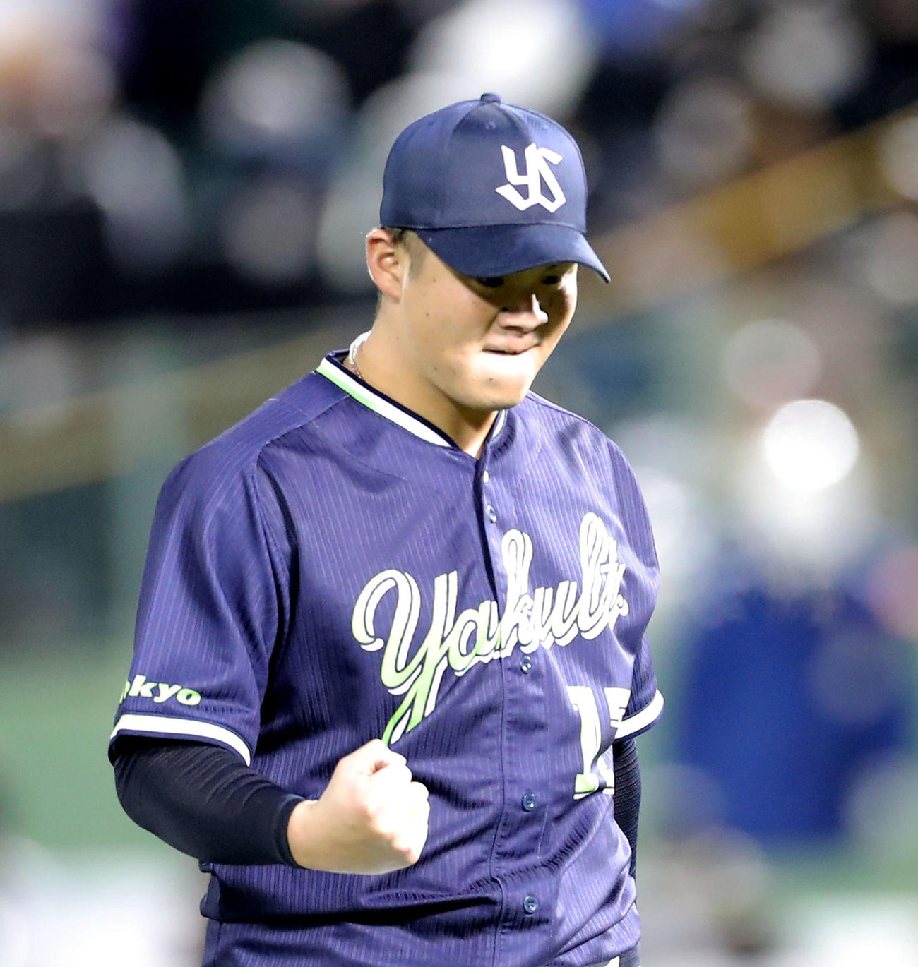 オリックス対ヤクルト　9回裏を抑え、ガッツポーズする清水（撮影・河田真司）