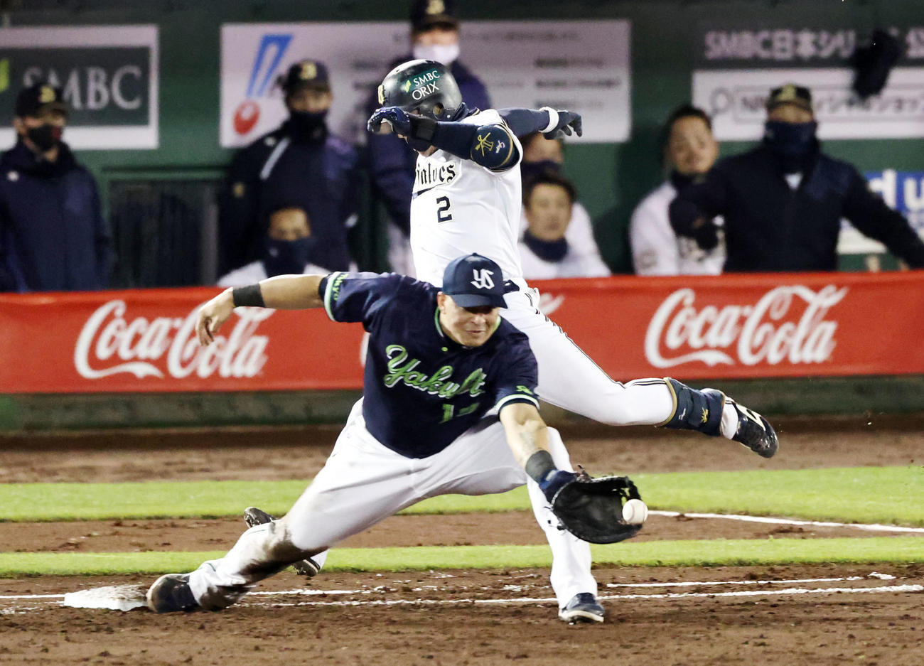 オリックス対ヤクルト　5回裏オリックス1死、若月は二塁内野安打を放つ。一塁手はオスナ（撮影・加藤哉）