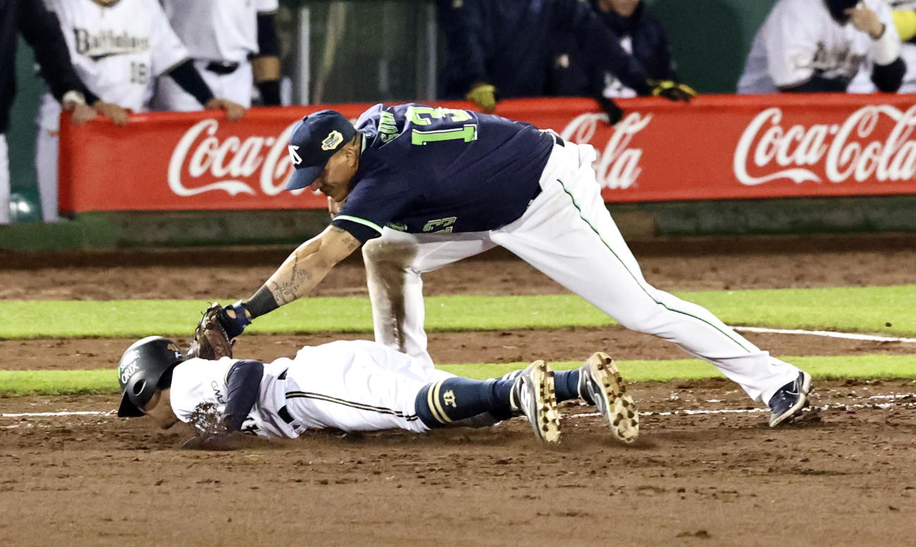 オリックス対ヤクルト　9回裏オリックス無死一塁、一走佐野はけん制球で帰塁する。一塁手オスナ（撮影・加藤哉）