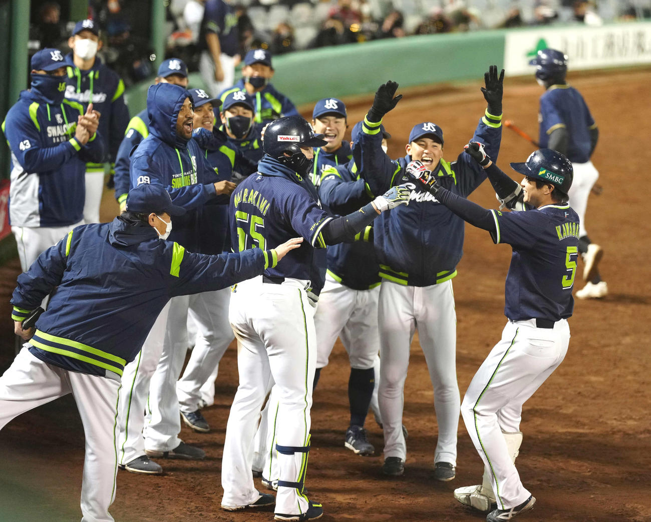 12回表ヤクルト2死二塁、勝ち越し適時打を放った川端（右端）は代走を送られベンチで迎えられる（撮影・江口和貴）