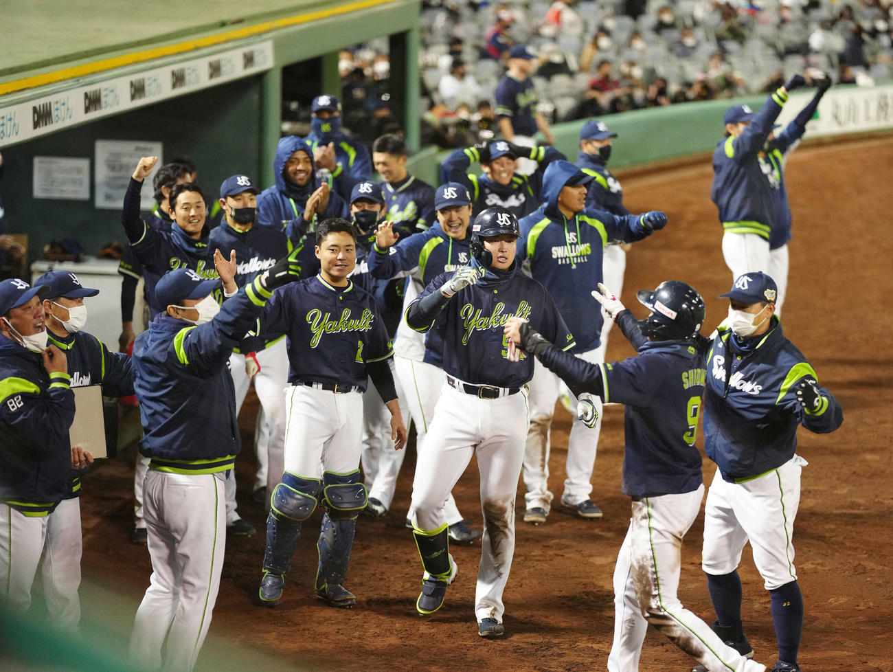 オリックス対ヤクルト　12回表ヤクルト2死二塁、川端の適時打で生還した塩見（右から2人目）を迎える選手たち（撮影・江口和貴）