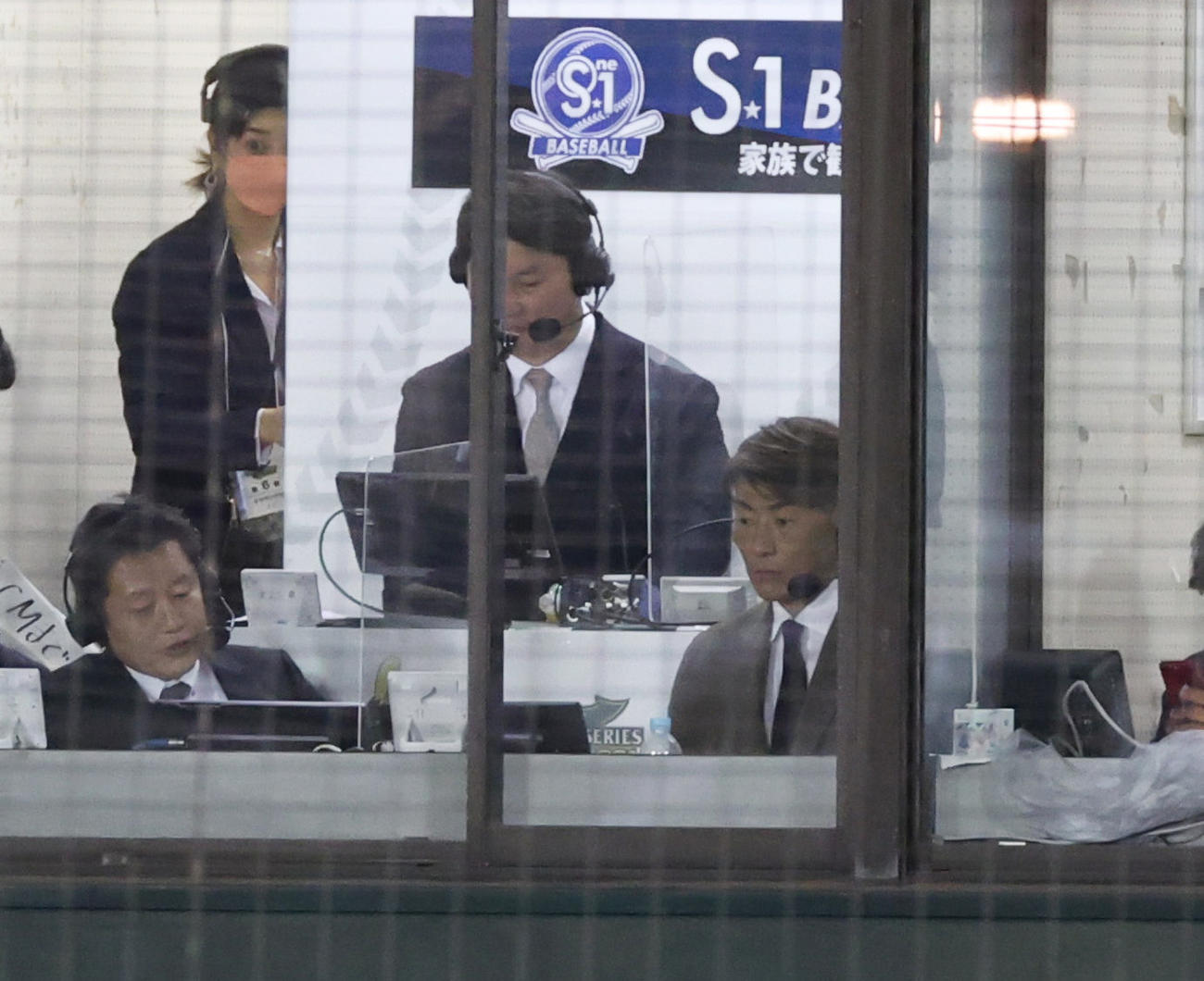 オリックス対ヤクルト　日本シリーズの解説を行う阪神糸井（右）（撮影・清水貴仁）