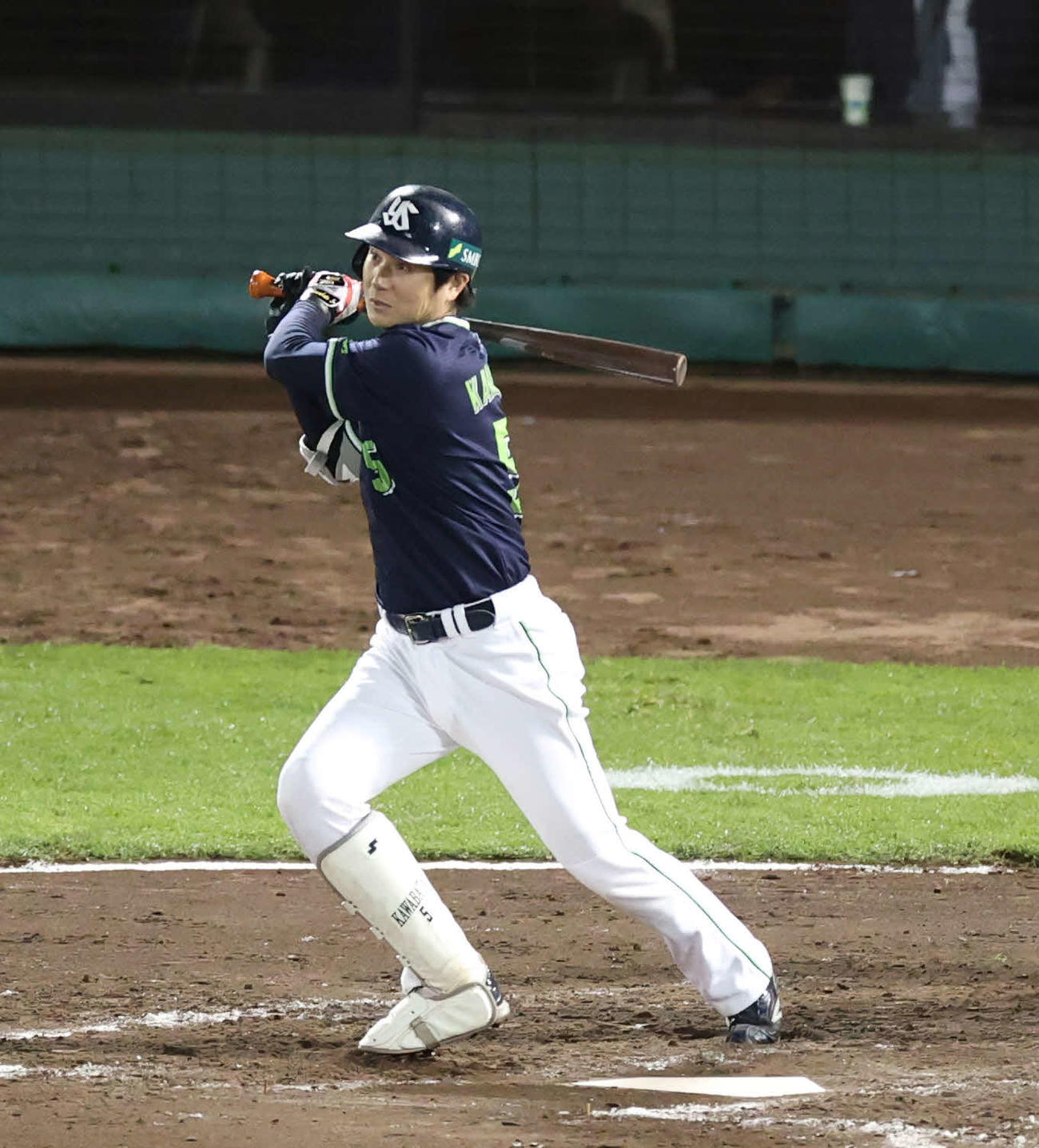 オリックス対ヤクルト　12回表ヤクルト2死二塁、左前適時打を放つ代打川端