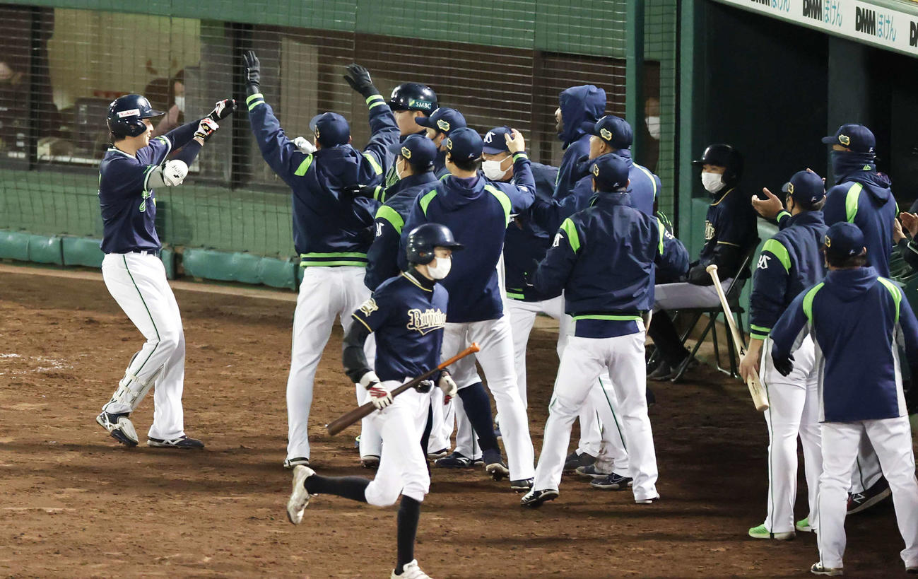 オリックス対ヤクルト　12回表ヤクルト2死二塁、左前適時打を放った川端（左）はナインから祝福を受ける（撮影・清水貴仁）