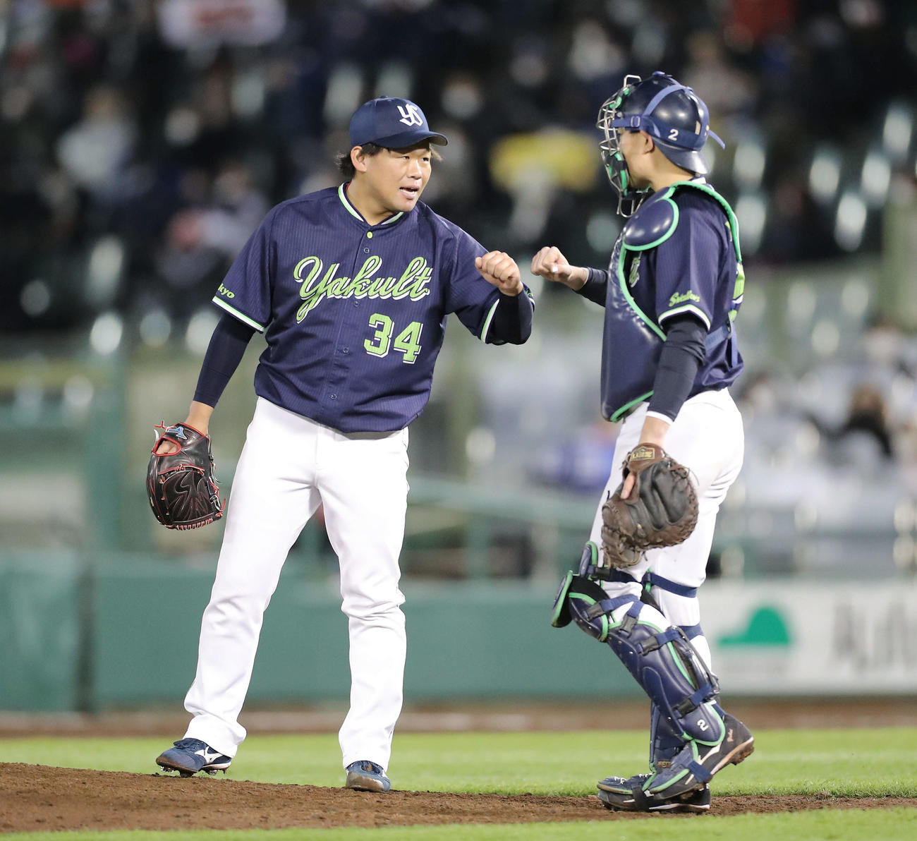 オリックス対ヤクルト　10回裏2死、降板となり捕手中村（右）とグータッチを交わす田口（撮影・河田真司）