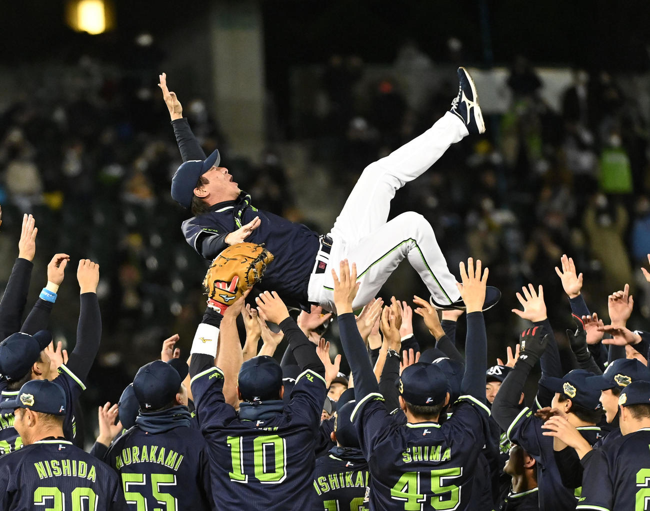オリックス対ヤクルト　日本一に輝き胴上げされる高津監督（撮影・前岡正明）