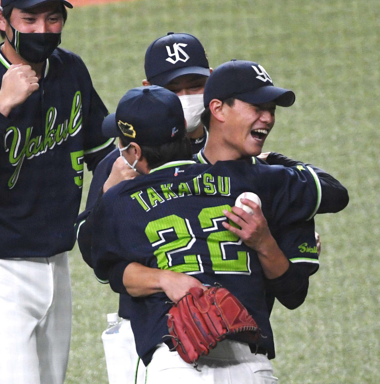 13日の日本シリーズ第2戦で完封勝利を飾り、高津監督（手前）と抱き合う高橋