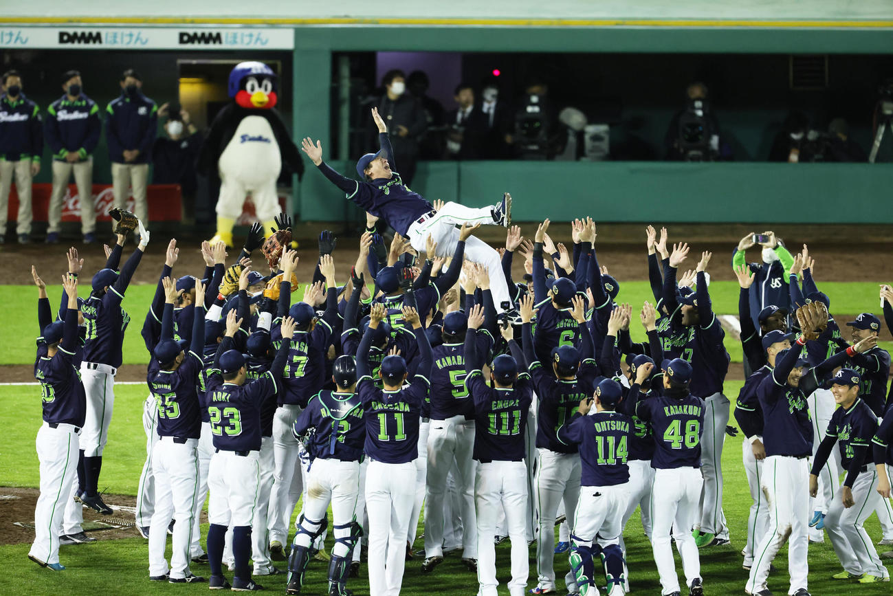 オリックス対ヤクルト　日本一となり胴上げされるヤクルト高津監督（撮影・足立雅史）