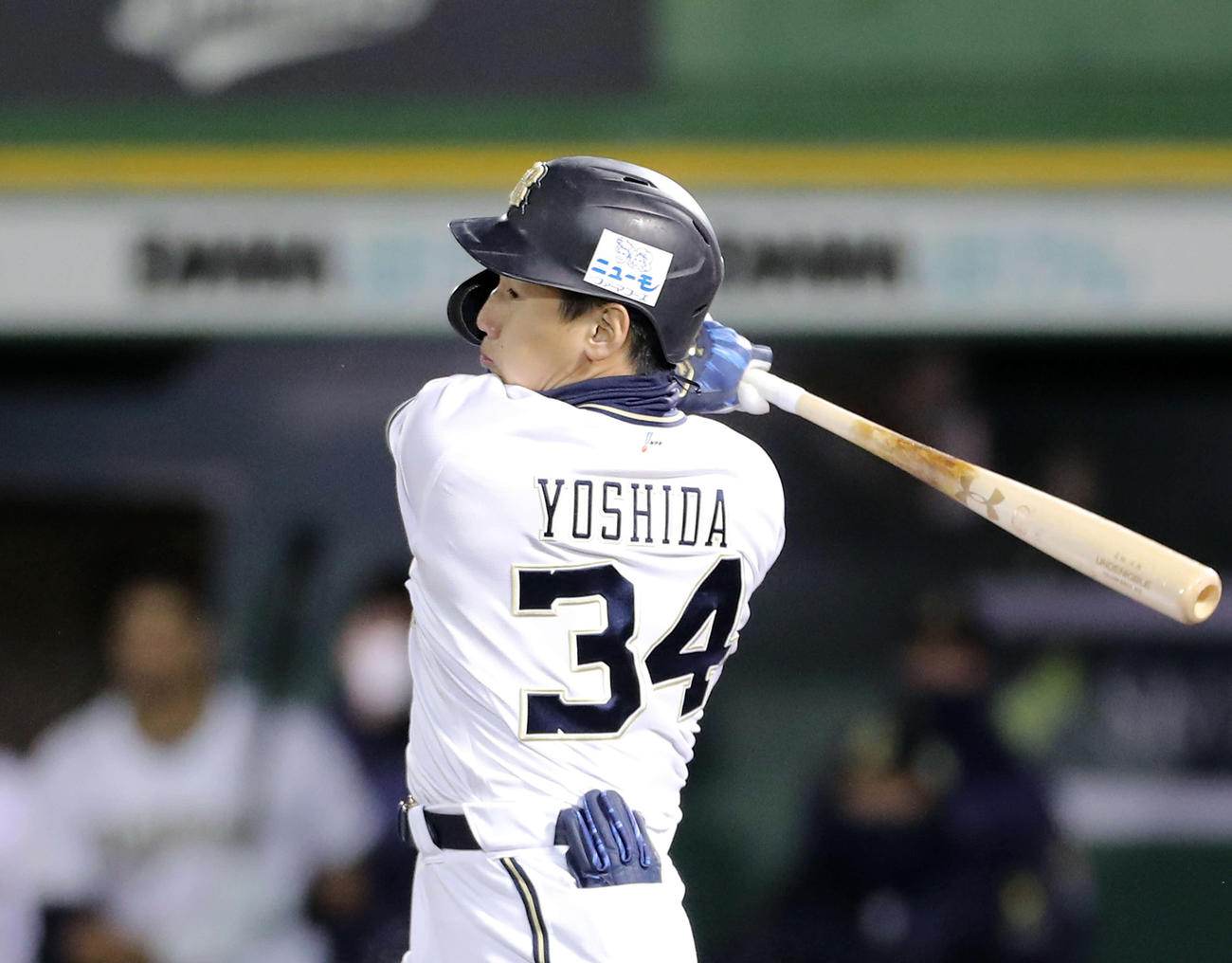 8回裏オリックス1死一塁、左前打を放つ吉田正（撮影・河田真司）
