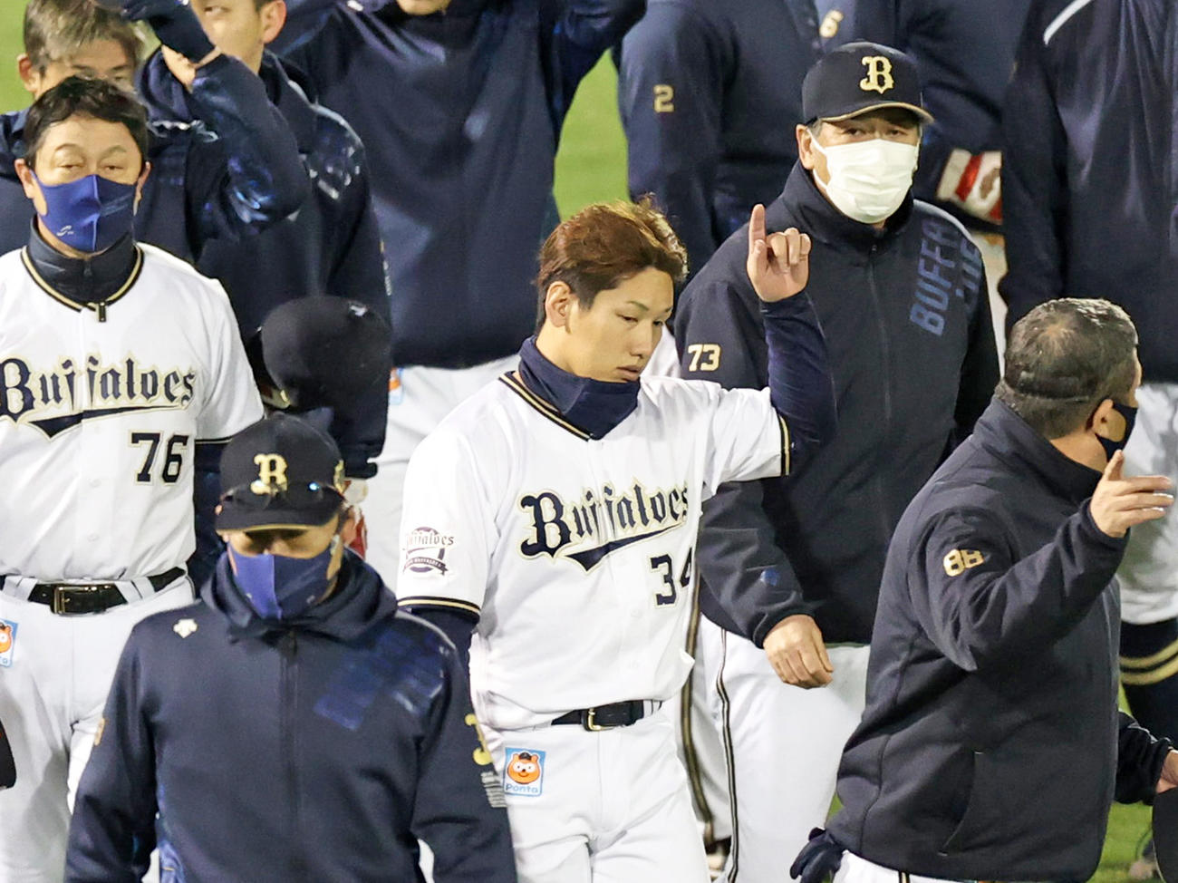 日本シリーズを終えファンにあいさつするオリックス吉田正（中央）ら（撮影・清水貴仁）
