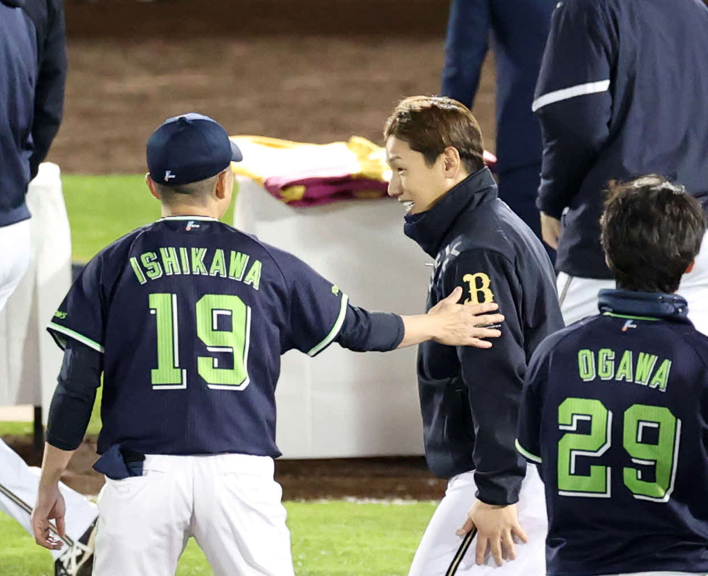 日本シリーズを終えヤクルト石川（左）とあいさつを交わすオリックス吉田正（撮影・清水貴仁）