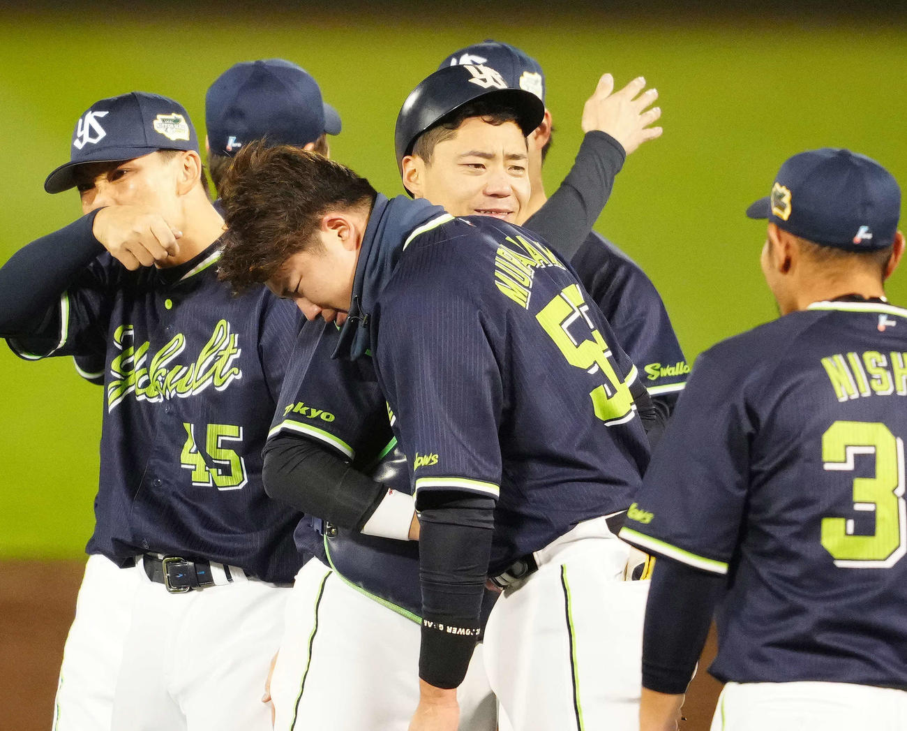 オリックス対ヤクルト　日本一となり、涙を流しながらヤクルト村上（中央右）と互いをねぎらう中村（撮影・江口和貴）