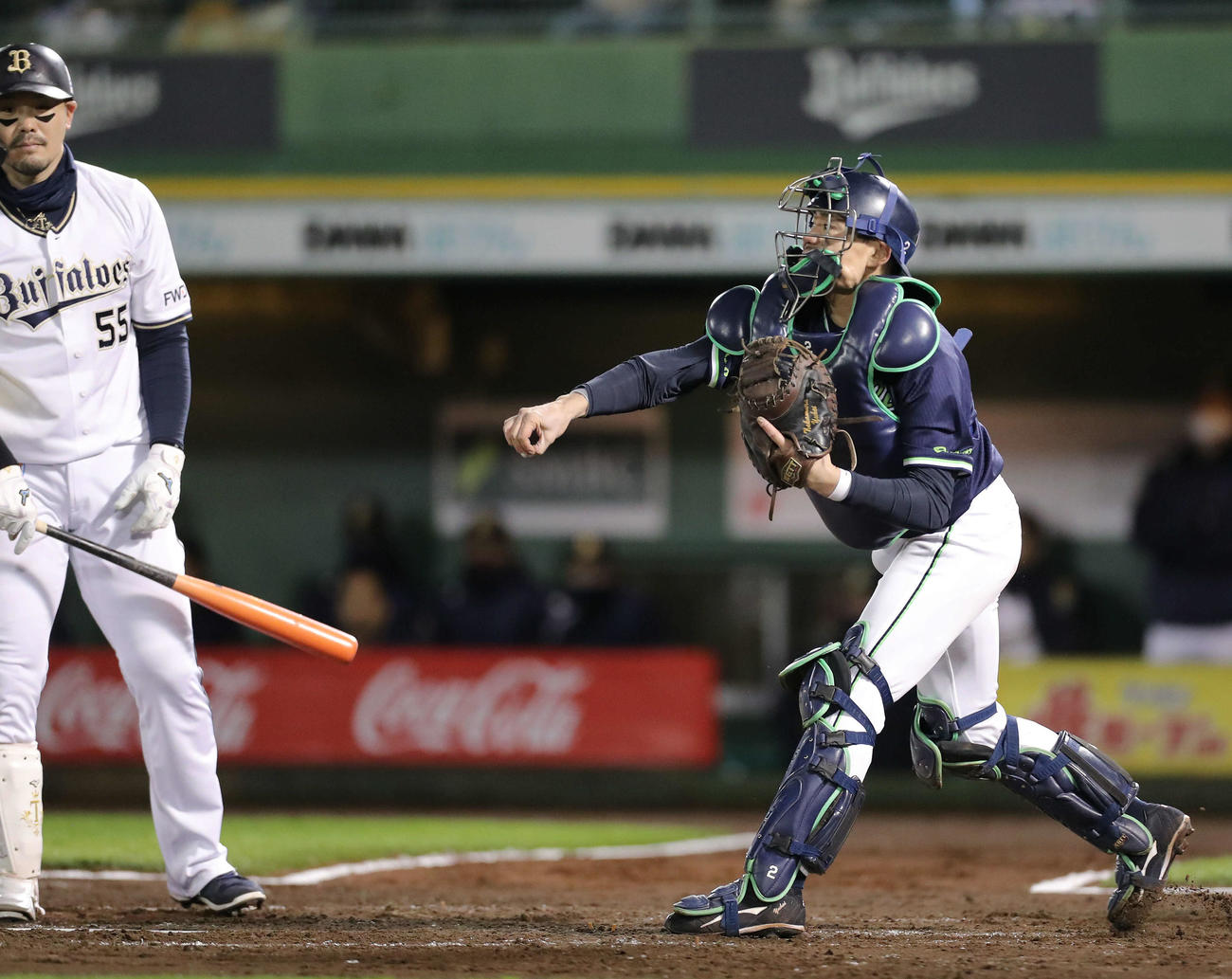 オリックス対ヤクルト　4回裏オリックス無死一塁、杉本が飛び出し二塁に送球する中村。打者T－岡田（撮影・河田真司）