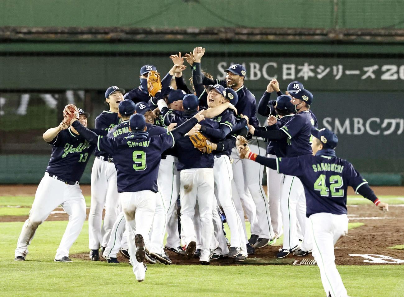 オリックス対ヤクルト　日本一を決め、歓喜の輪を作るヤクルトナイン（撮影・加藤哉）