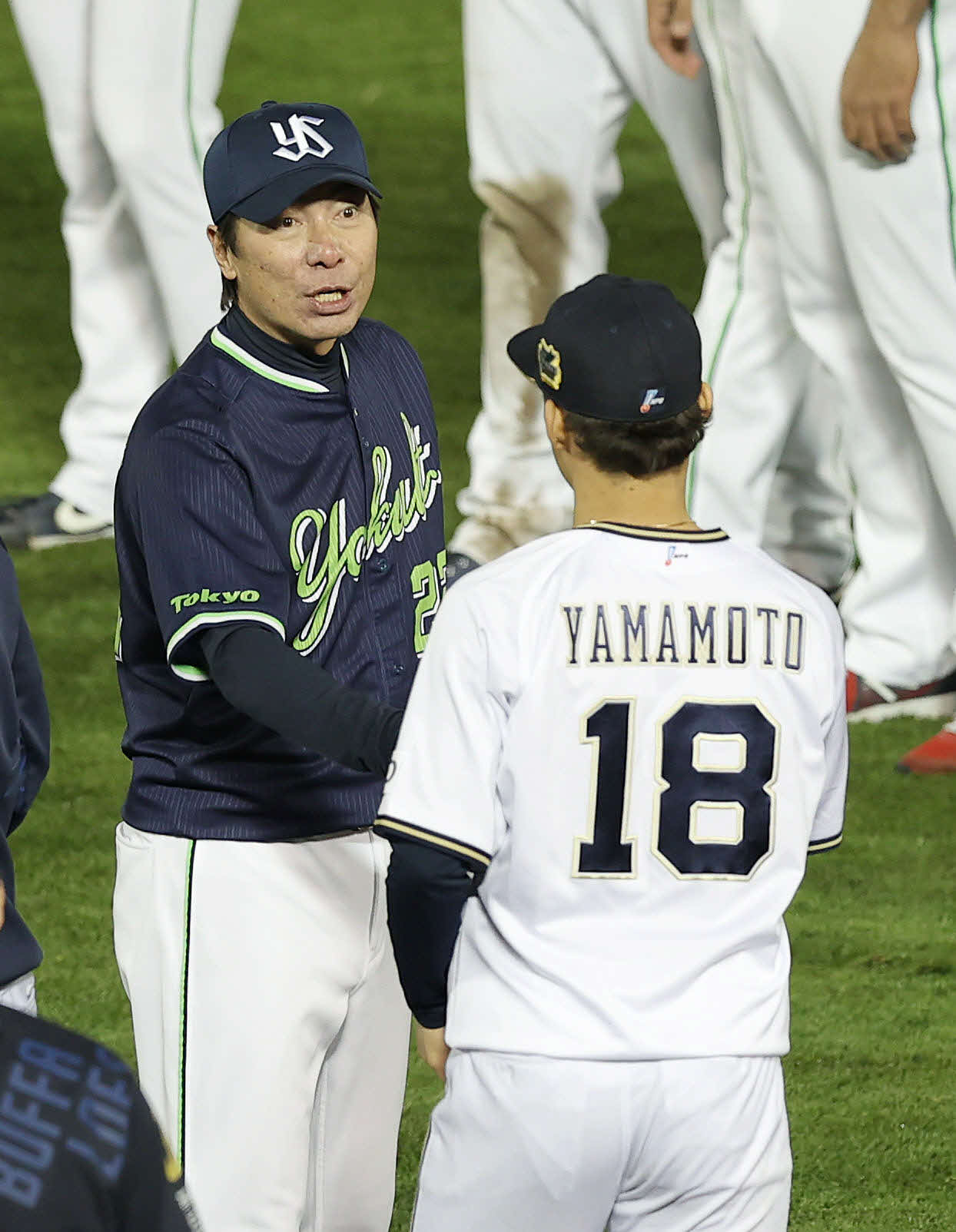 オリックス対ヤクルト　オリックス山本と握手を交わすヤクルト高津監督（撮影・前田充）