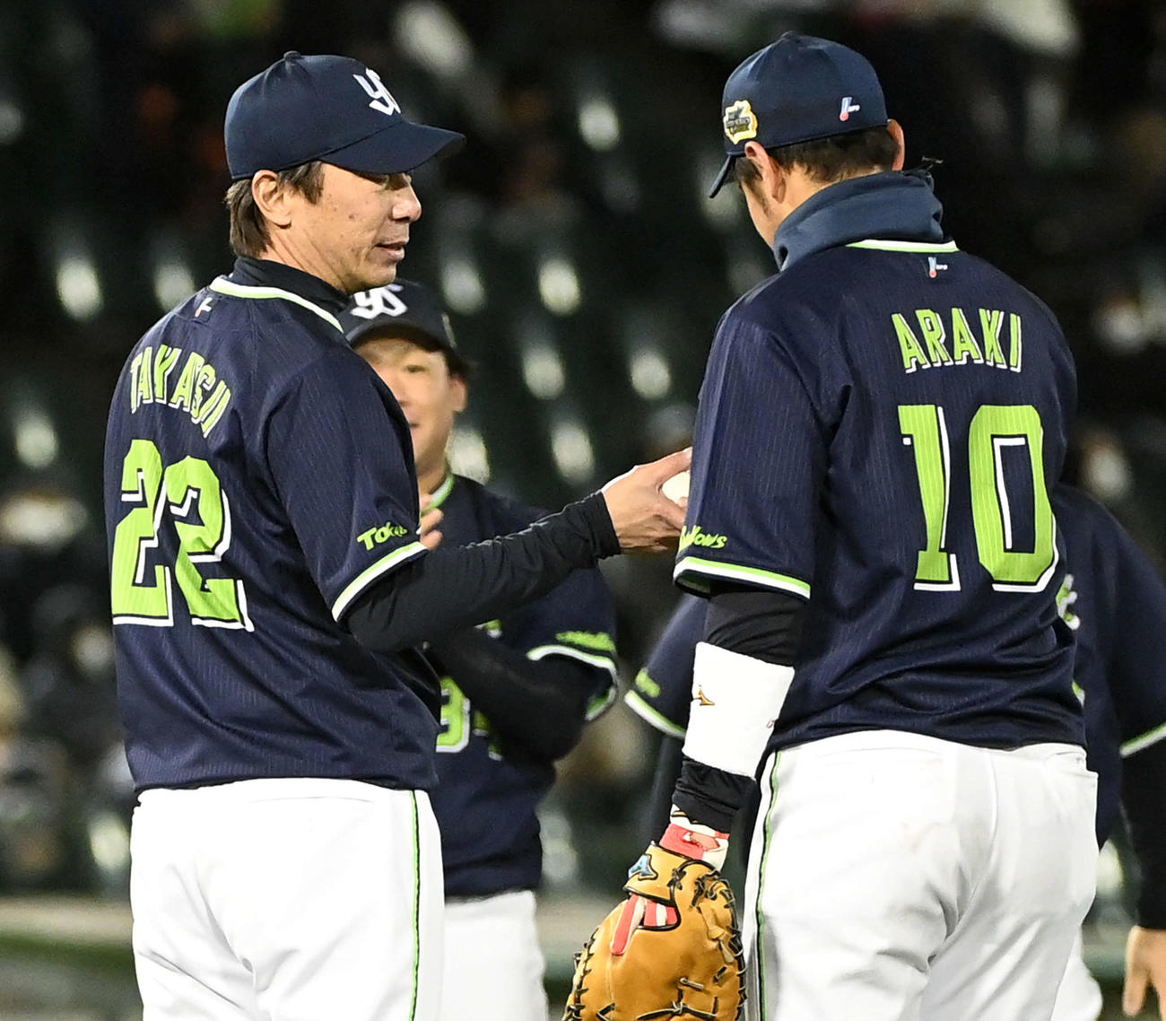オリックス対ヤクルト　荒木（右）からウイニングボールを受け取る高津監督（撮影・前岡正明）