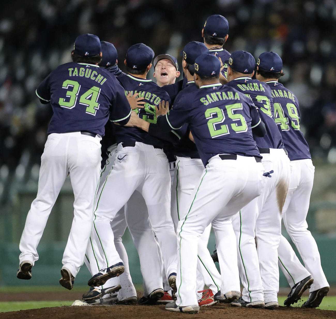 オリックス対ヤクルト　オリックスに勝利し、日本シリーズ優勝を決め、マウンドで歓喜するマクガフ（中央奥）らヤクルトナイン（撮影・河田真司）
