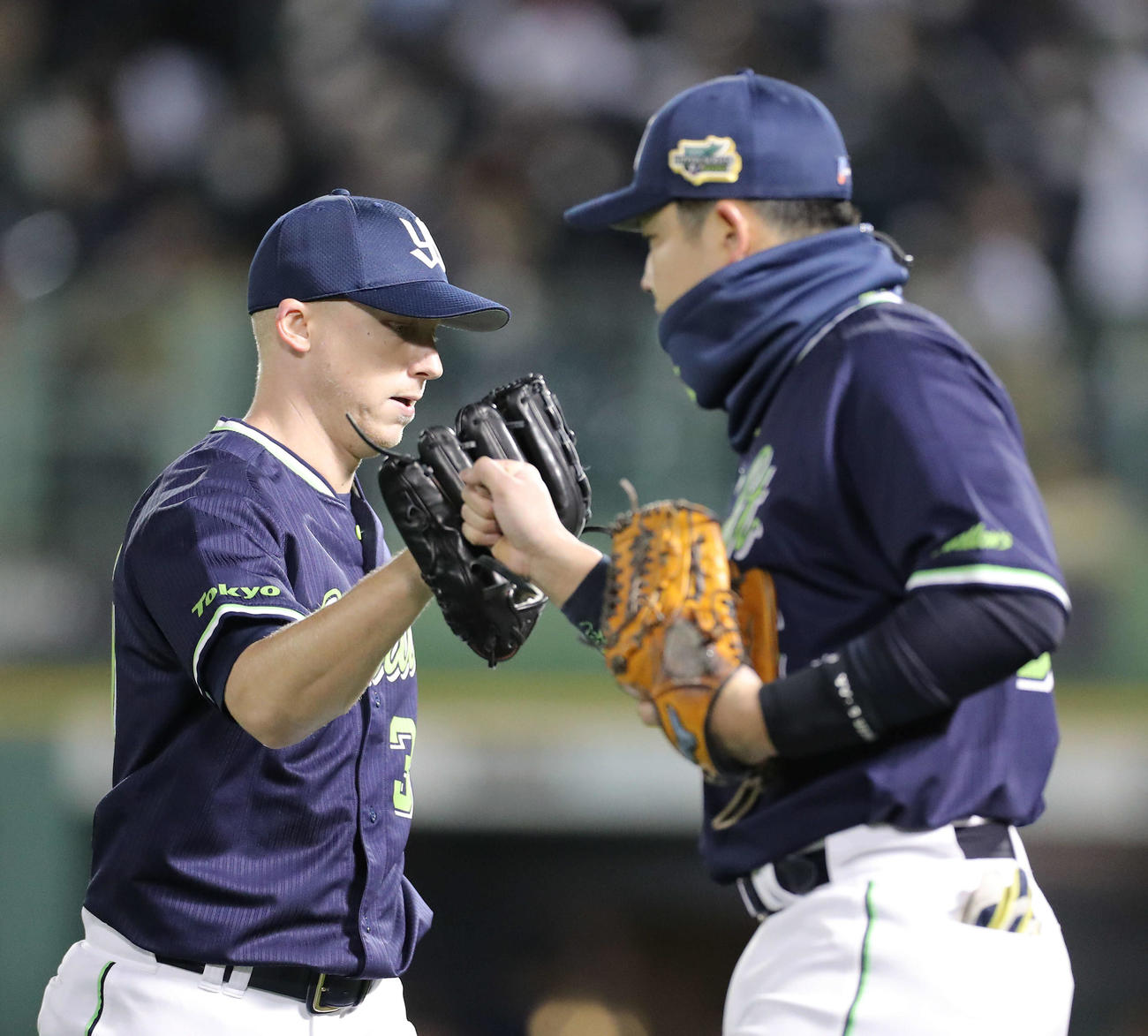 オリックス対ヤクルト　　11回裏を抑え、村上（右）とグータッチを交わすマクガフ（撮影・河田真司）