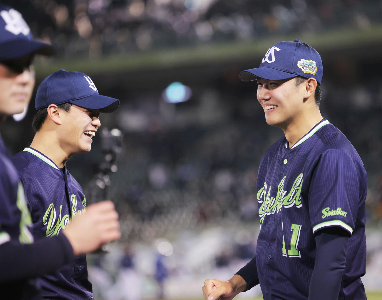 日本シリーズ優勝を決め、笑顔を見せるヤクルト高橋（左）と奥川（撮影・河田真司）