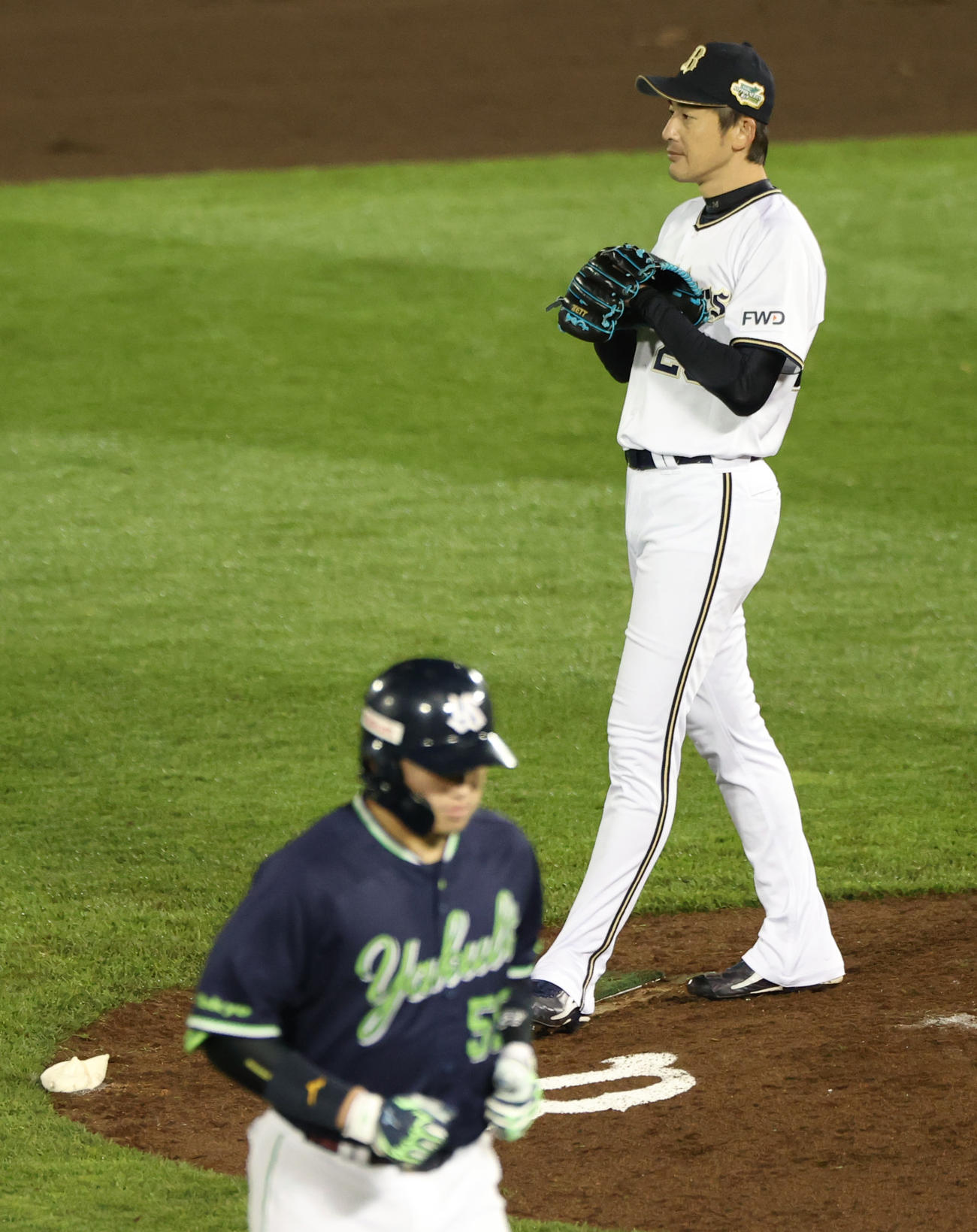 オリックス対ヤクルト　11回表ヤクルト無死、能見（右）は村上を左飛に仕留める（撮影・上山淳一）
