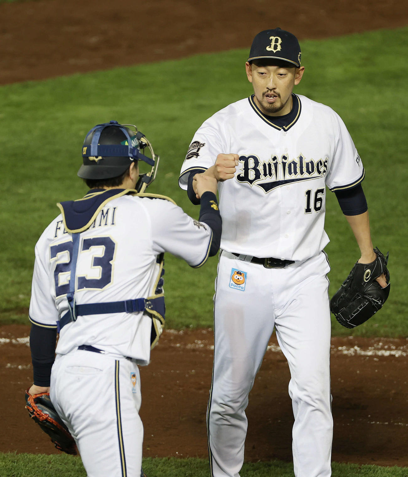 オリックス対ヤクルト　10回表のヤクルト打線を抑え、オリックス伏見（左）とグータッチを交わす平野佳（撮影・前田充）