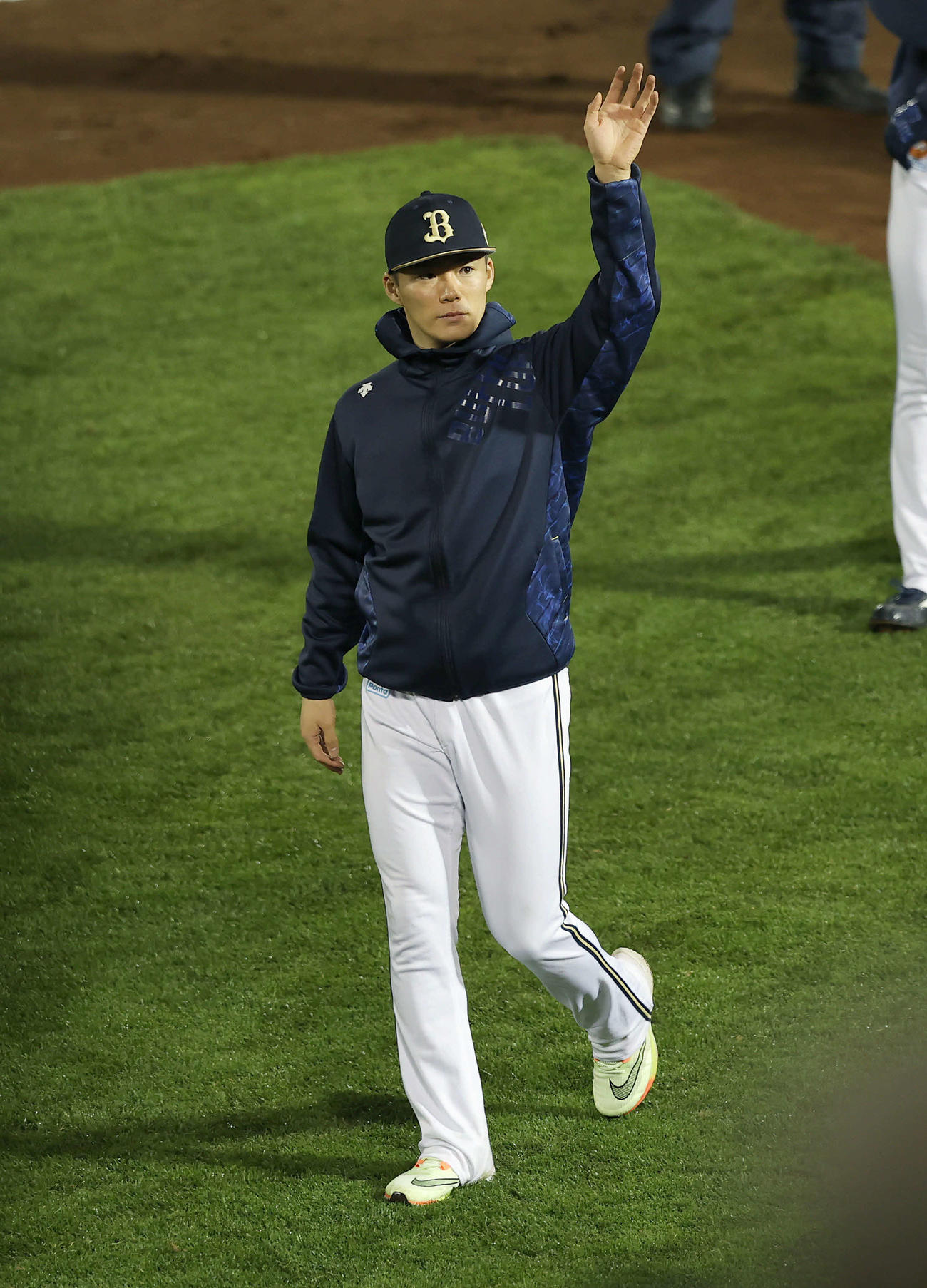 オリックス対ヤクルト　ヤクルトに敗れ、スタンドのファンに手を振るオリックス山本（撮影・前田充）
