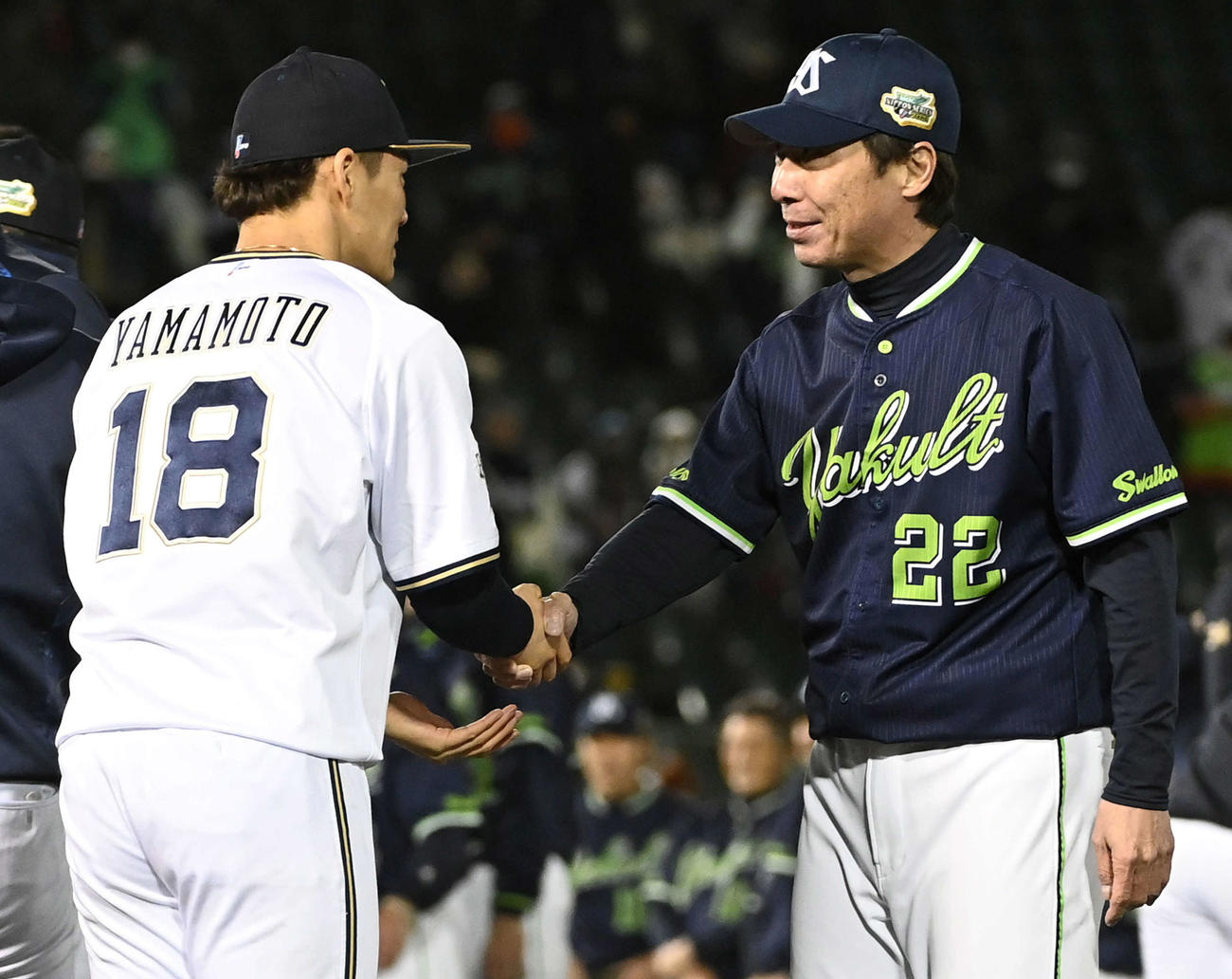 オリックス対ヤクルト　試合後、オリックス山本（左）と握手を交わすヤクルト高津監督（撮影・前岡正明）