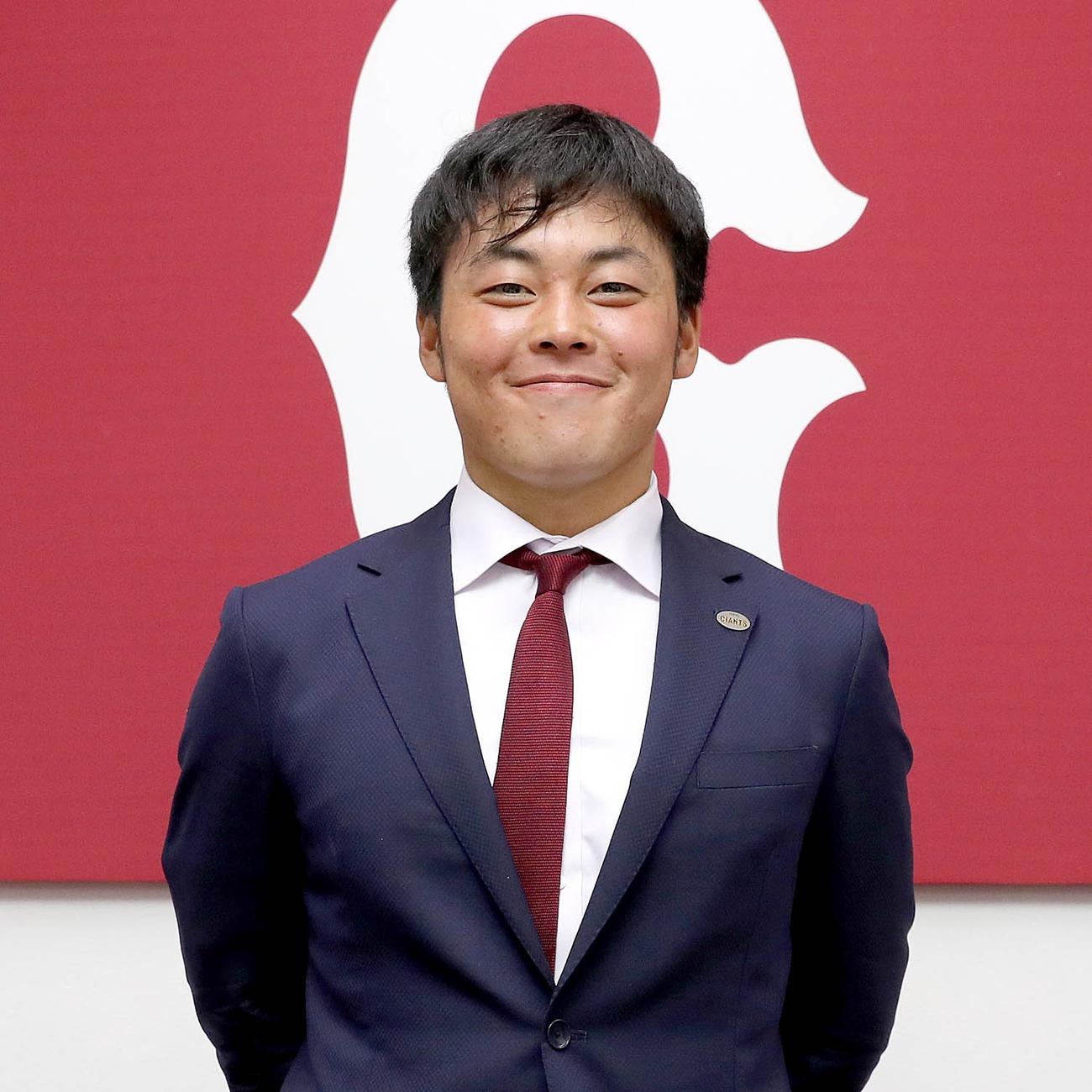都内の球団事務所で契約更改後のリモート会見を終え、笑顔を見せる巨人山瀬（球団提供）