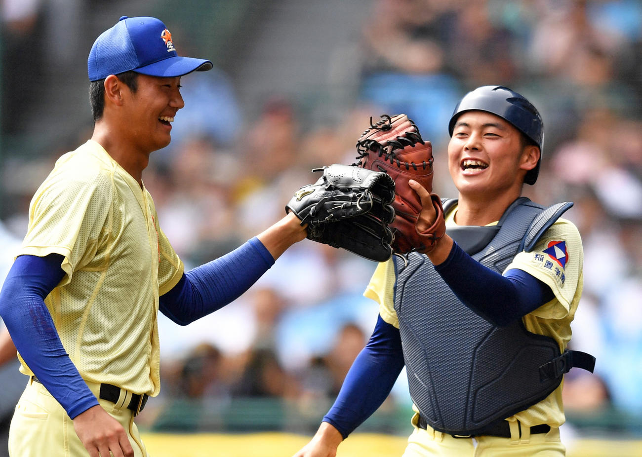 19年夏の甲子園決勝でグラブタッチする星稜時代の奥川（左）と山瀬