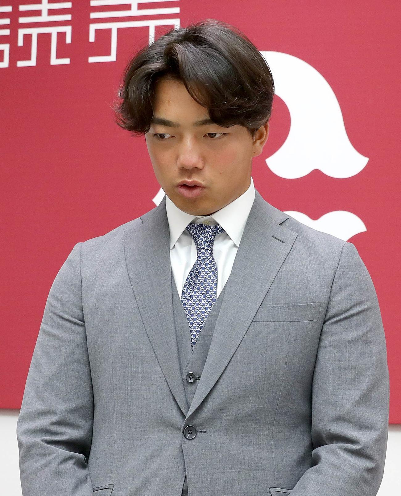 都内の球団事務所で契約更改後、リモート会見に臨んだ巨人菊田（球団提供）