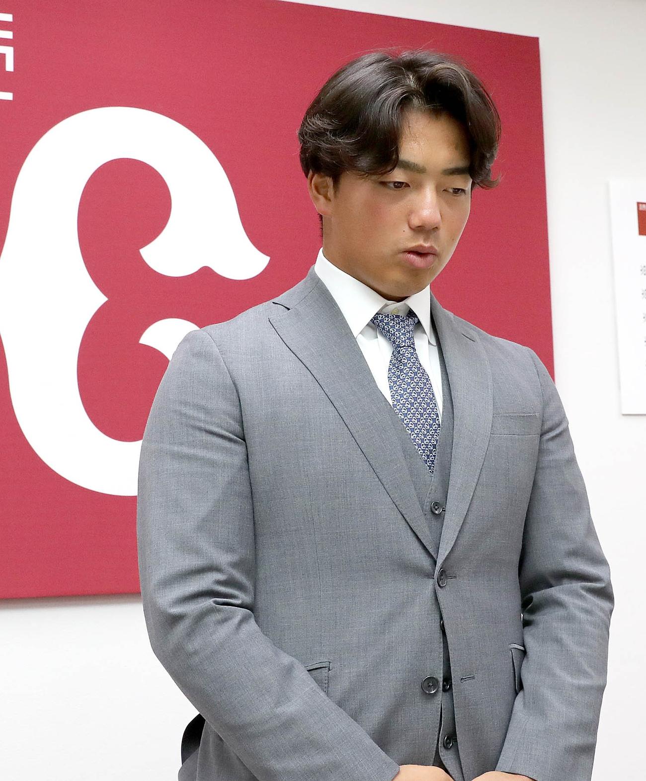 都内の球団事務所で契約更改後、リモート会見に臨んだ巨人菊田（球団提供）