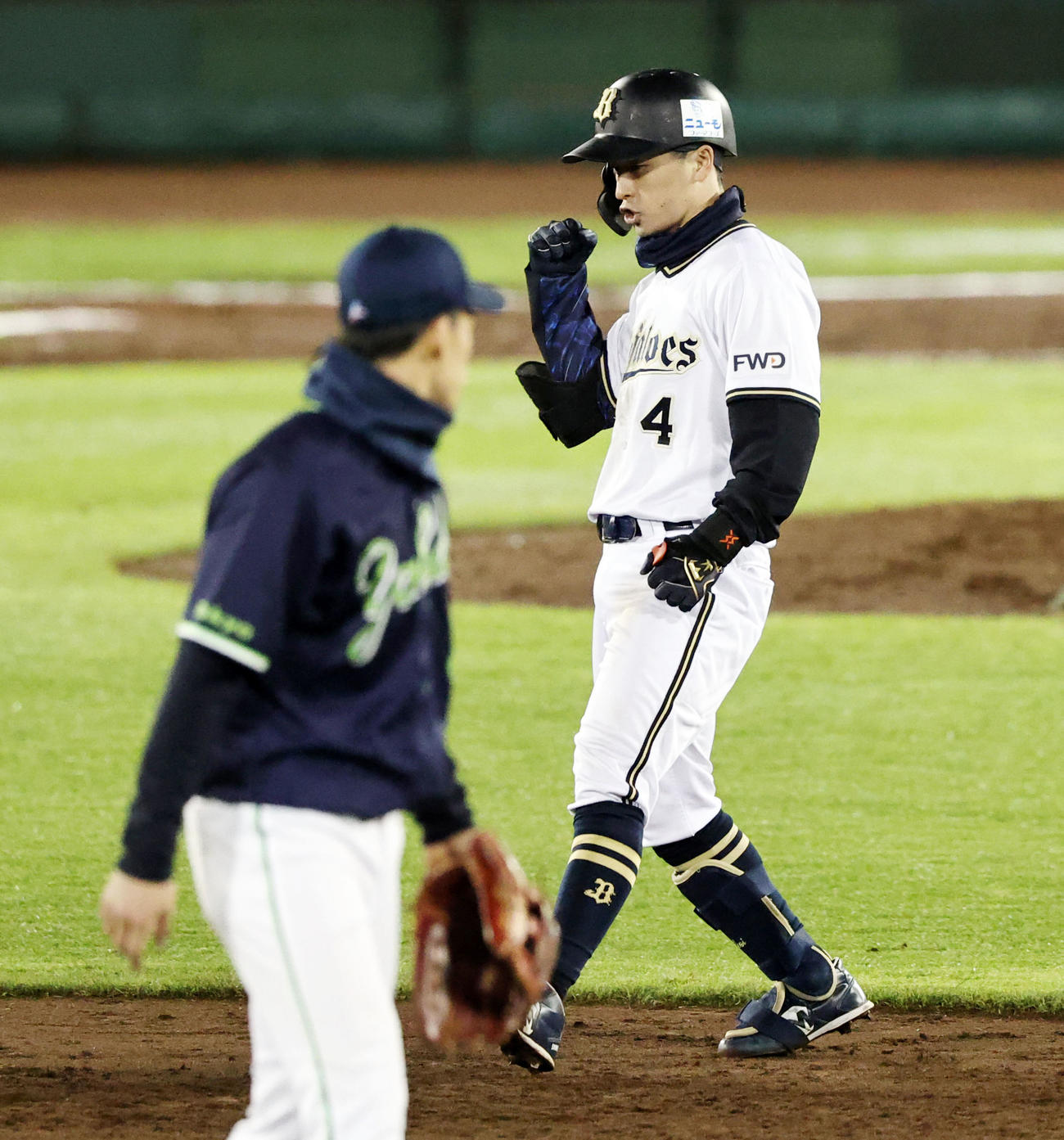 オリックス対ヤクルト　5回裏オリックス2死二塁、福田は左前適時打を放ちガッツポーズを見せる（撮影・加藤哉）