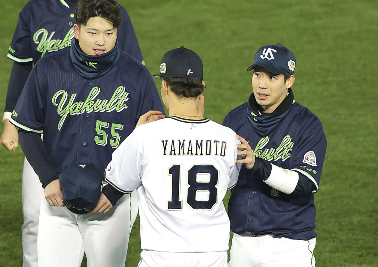 オリックス山本（中央）と言葉を交わすヤクルト村上（左）と山田（撮影・前田充）