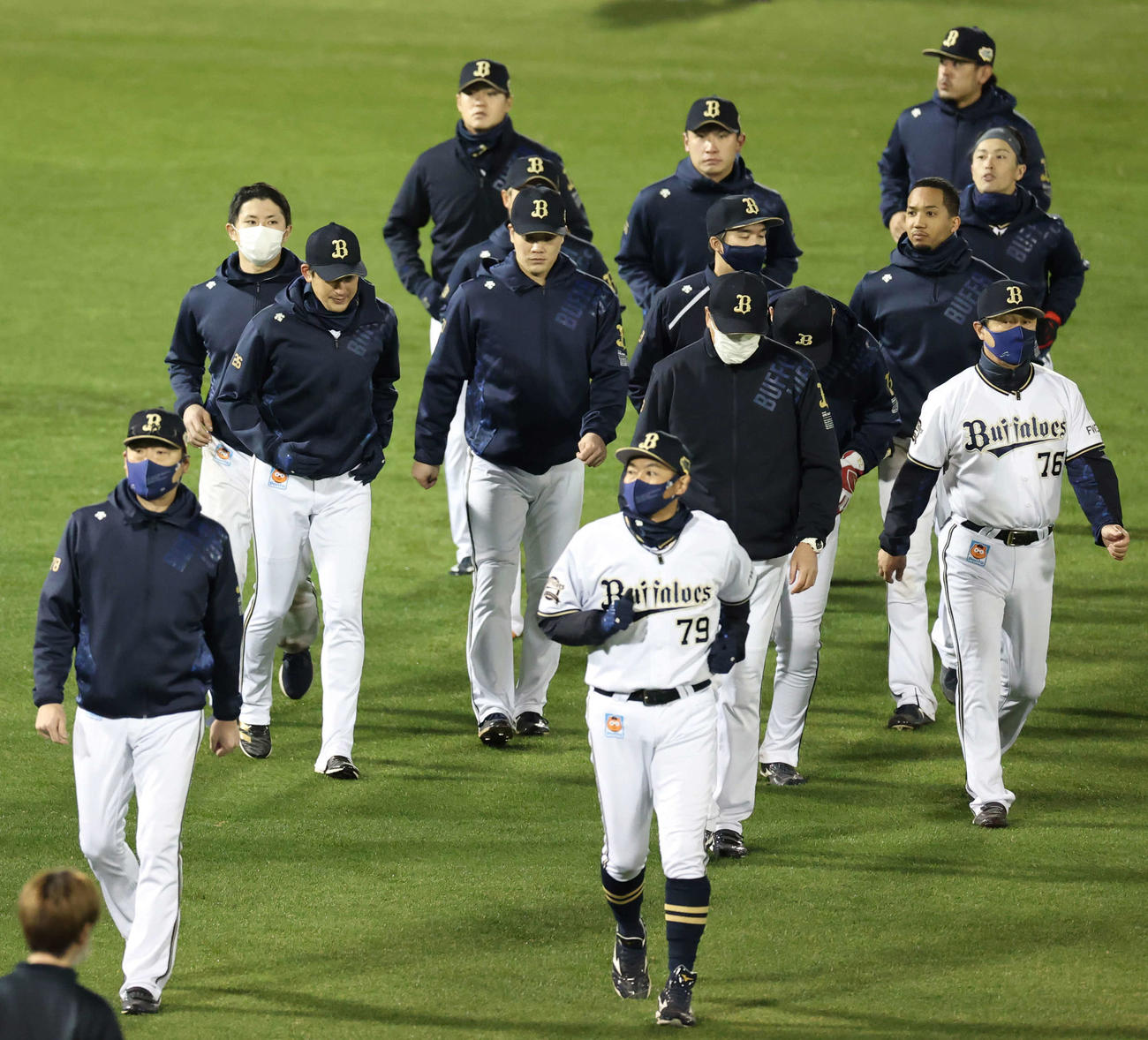 オリックス対ヤクルト　日本シリーズを終えファンにあいさつするオリックス中嶋監督（手前左）、選手たち（撮影・清水貴仁）