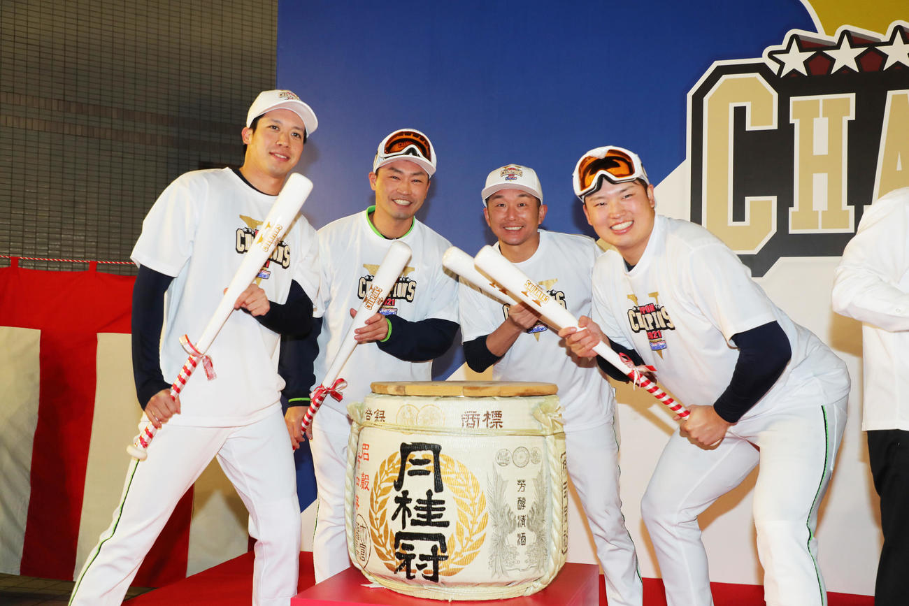 笑顔で鏡開きするヤクルトの、左から山田、青木、石川、村上