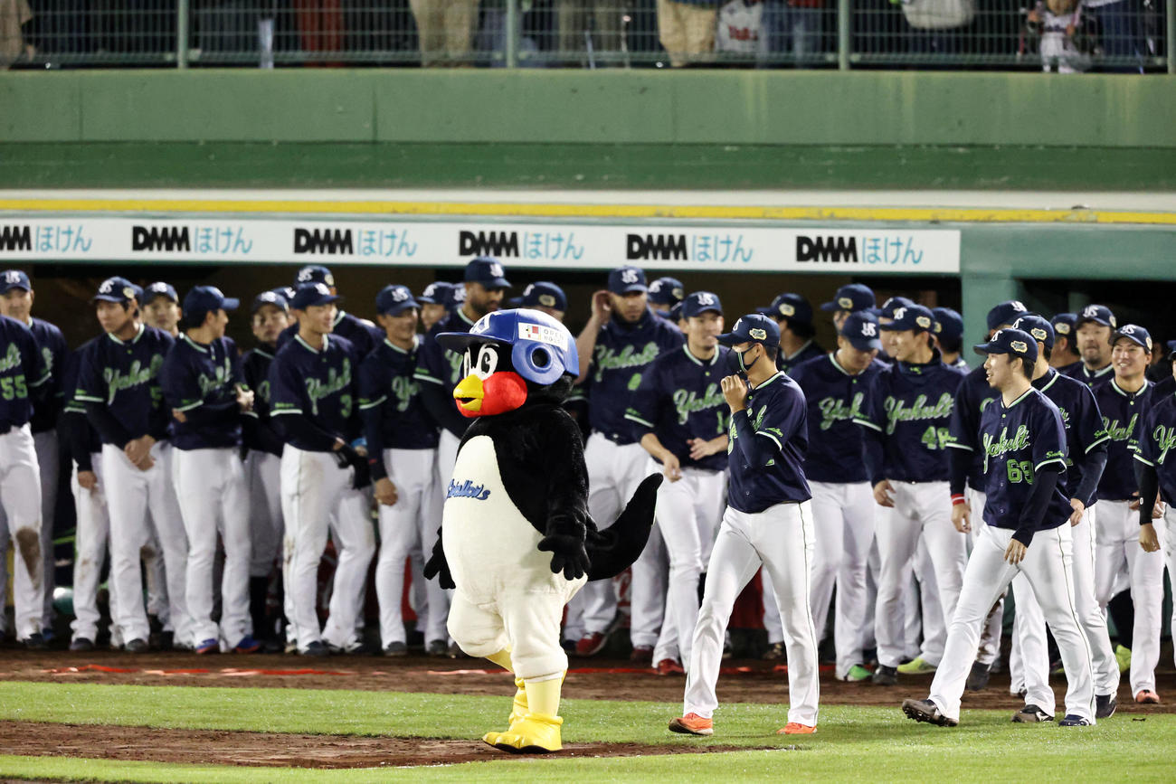 オリックス対ヤクルト　優勝を決めつば九郎を先頭に表彰式へ行進するヤクルトナイン（撮影・加藤哉）