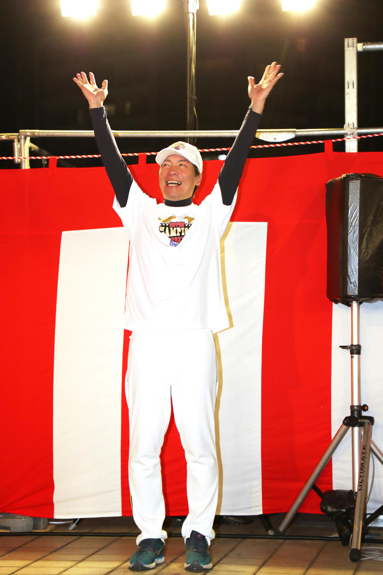 祝勝会でバンザイするヤクルト高津監督