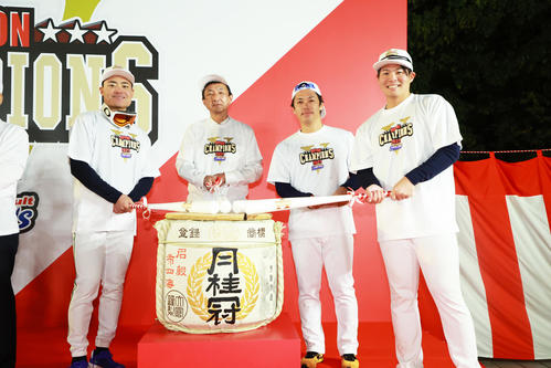 鏡開きするヤクルトの、左から中村、1人おいて小川、清水。中央左は明治神宮外苑石井苑長