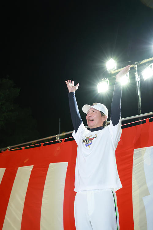 祝勝会でバンザイするヤクルト高津監督