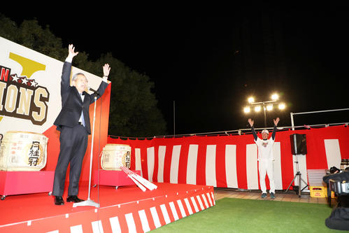 祝勝会でバンザイするヤクルトの衣笠球団社長兼オーナー代行（左）と高津監督