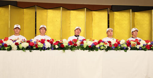 日本一の喜びを語るヤクルト高津監督（中央）。左から高橋、川端、1人おいて中村、山田（撮影・足立雅史）