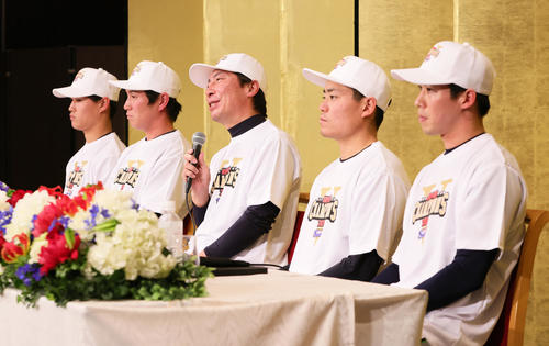 日本一の喜びを語るヤクルト高津監督（中央）。左から高橋、川端、1人おいて中村、山田（撮影・足立雅史）