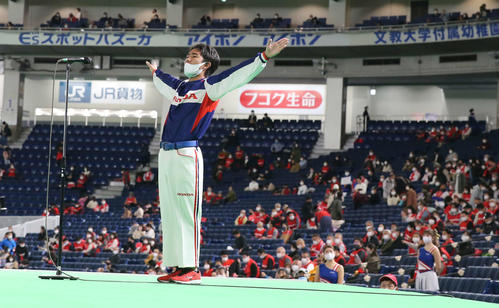 JR東日本東北対ホンダ　試合前、エール交換するホンダの応援団（撮影・河野匠）